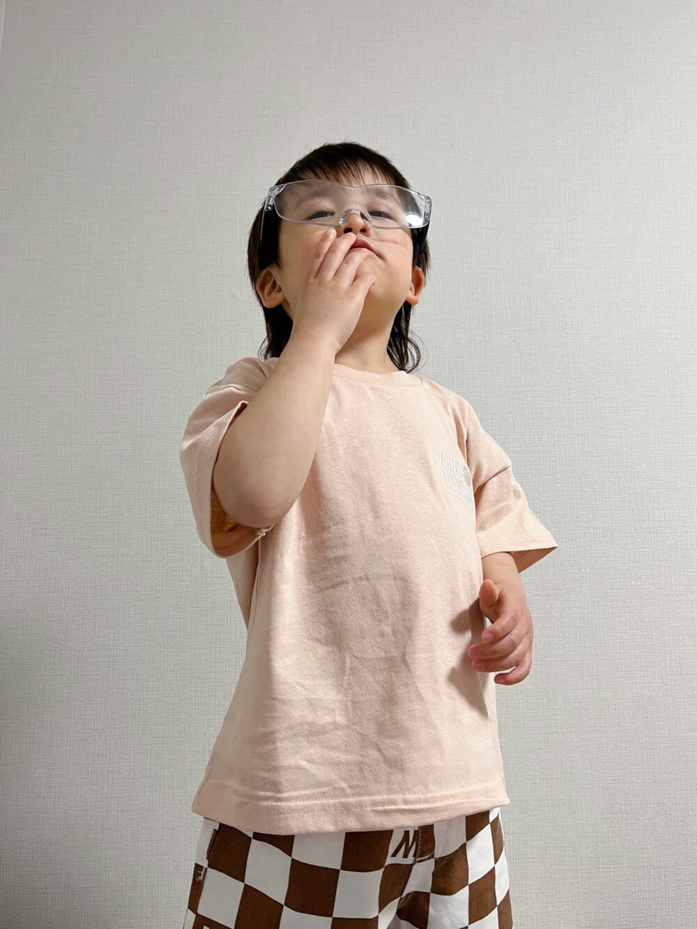 ピンク系のTシャツ/カットソー、ブラウン系のパンツを着用したキッズの冬コーディネートの2枚目の写真