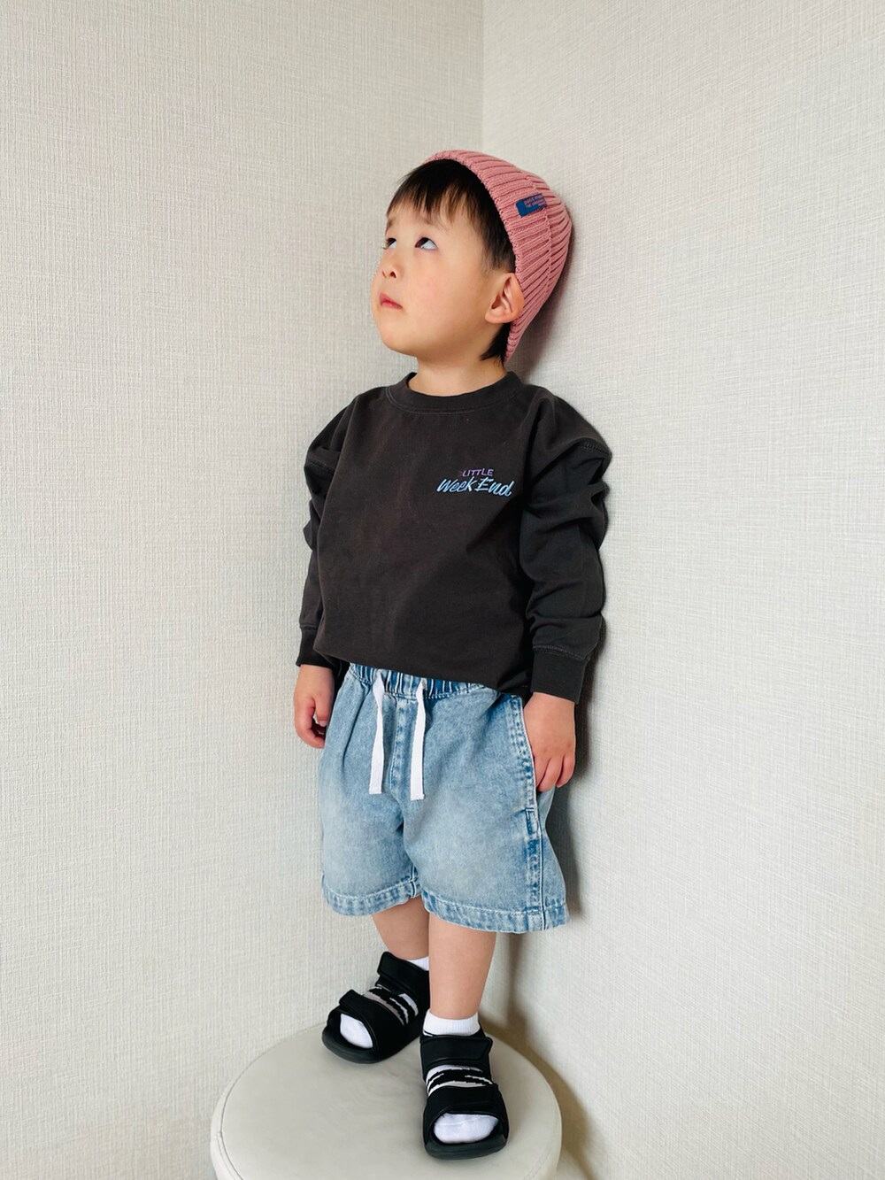 グレー系のトップス、ブルー系のパンツ、ブラック系のサンダルを着用したキッズの春コーディネートの5枚目の写真