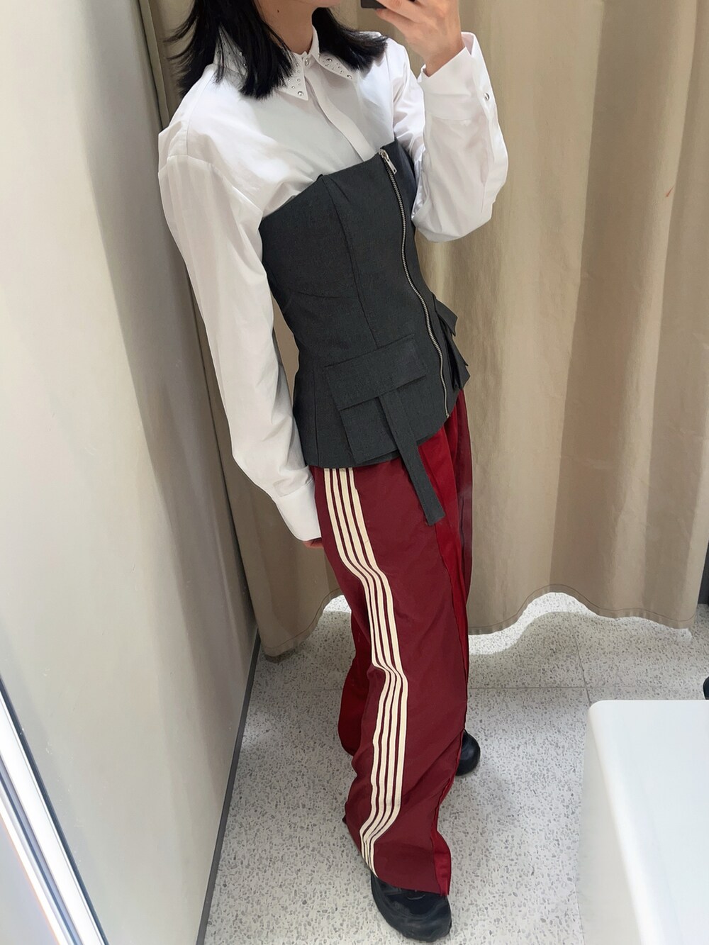 レッド系のその他パンツを着用したレディースの冬コーディネートの2枚目の写真
