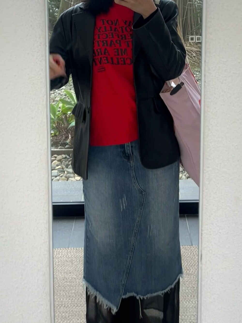 レッド系のTシャツ/カットソー、ブラック系の帽子を着用したレディースの冬コーディネートの2枚目の写真