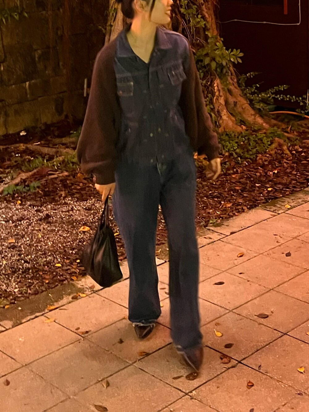 ブラック系のショルダーバッグを着用したレディースの春コーディネートの2枚目の写真