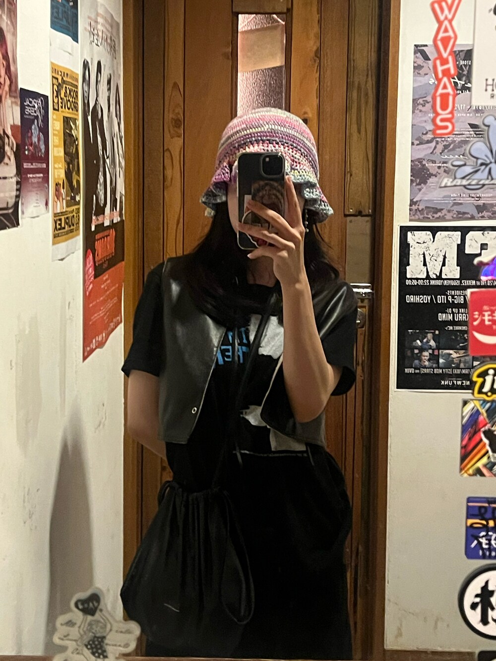 ブラック系のスニーカー、ピンク系のハットを着用したレディースの夏コーディネートの2枚目の写真