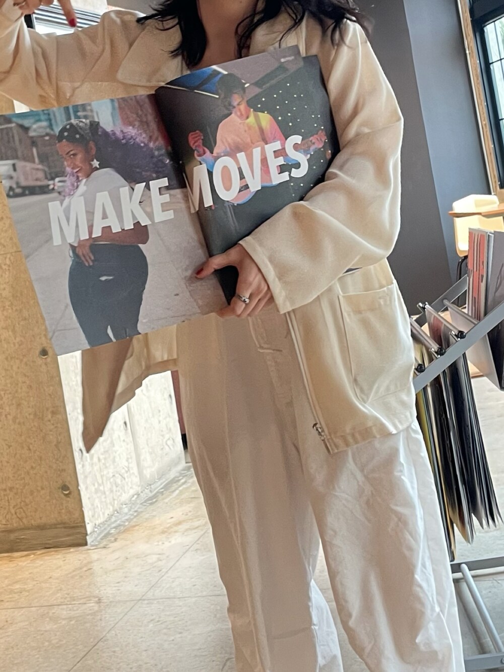 ホワイト系のその他パンツ、ブラック系のブーツを着用したレディースの春コーディネートの2枚目の写真