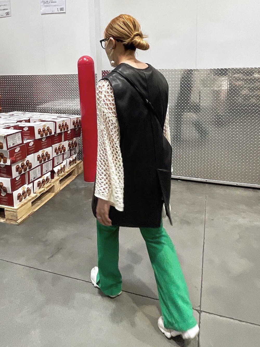 ブラック系のベスト、グリーン系のスラックス、ホワイト系のニット/セーターを着用したレディースの夏コーディネートの2枚目の写真