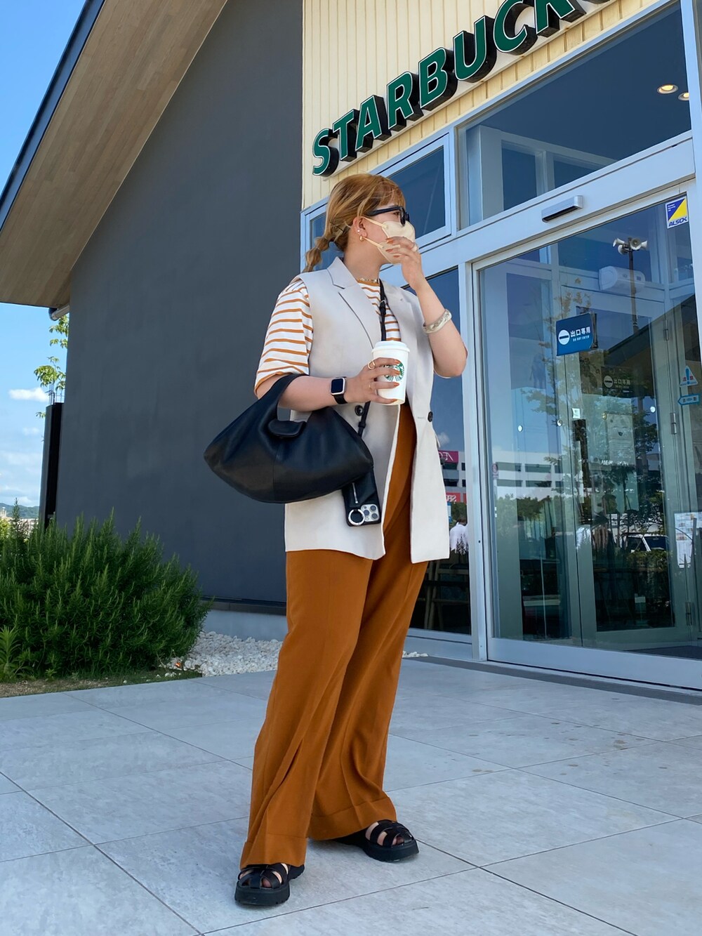 ホワイト系のその他アウター、オレンジ系のパンツを着用したレディースの夏コーディネートの2枚目の写真