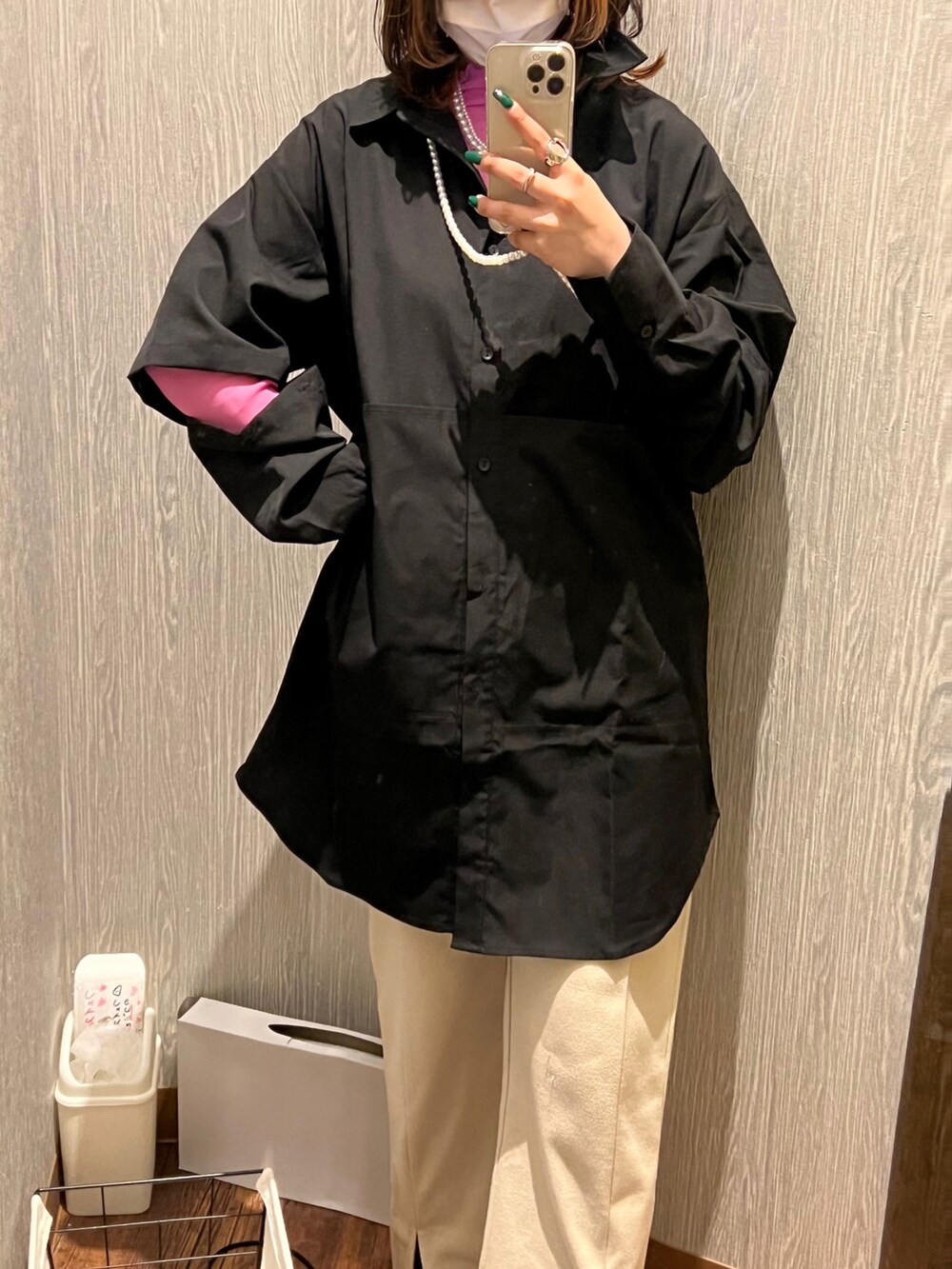 ブラック系のシャツ/ブラウス、ピンク系のTシャツ/カットソー、ホワイト系のスラックスを着用したレディースの冬コーディネートの2枚目の写真