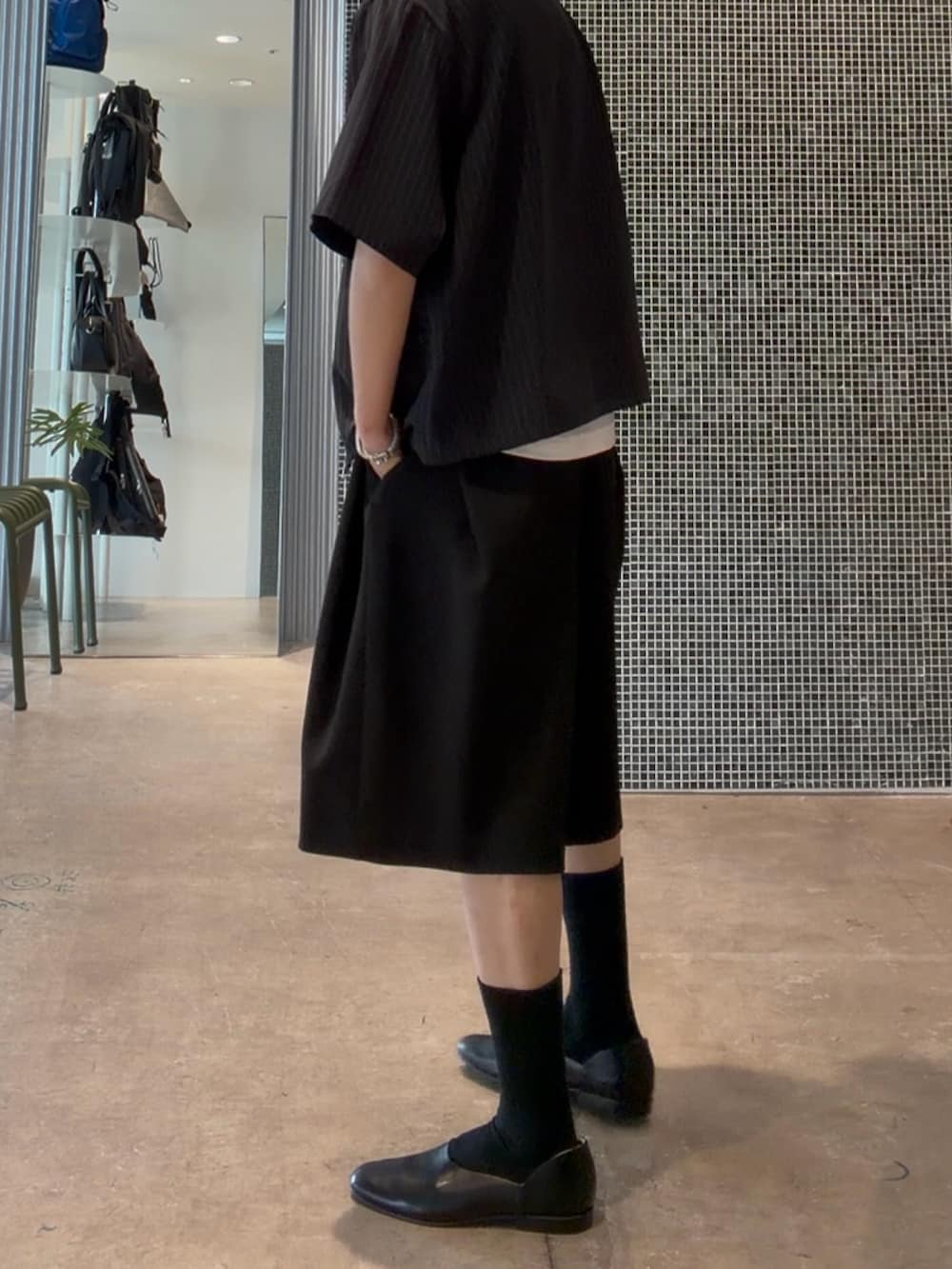 ブラック系のシャツ/ブラウス、ブラック系のその他パンツ、ホワイト系のタンクトップを着用したメンズの夏コーディネートの5枚目の写真