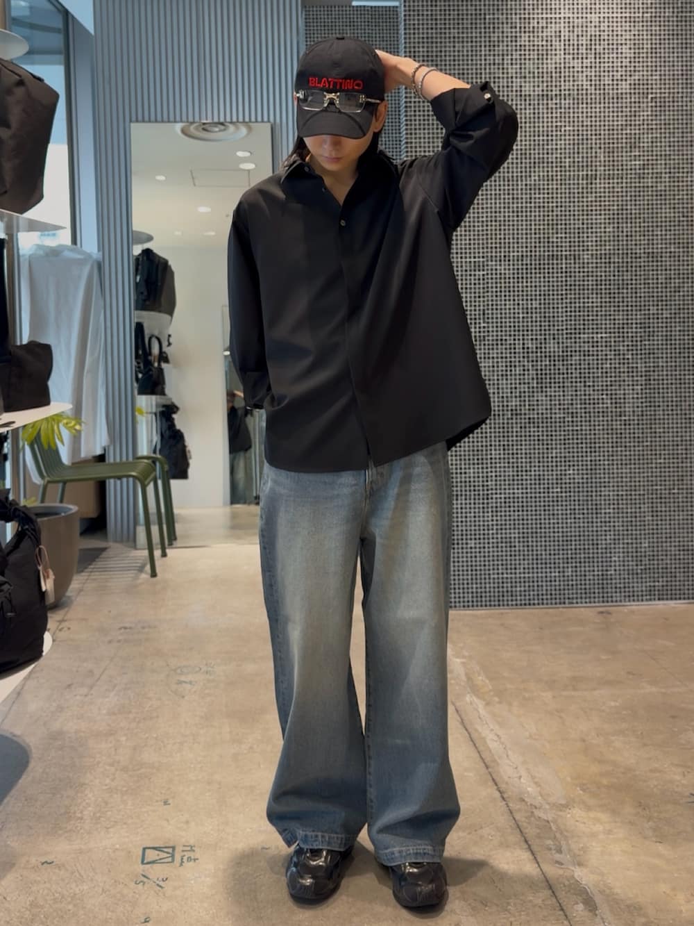 ブラック系のシャツ/ブラウス、ブルー系のデニムパンツを着用したメンズの春コーディネートの3枚目の写真