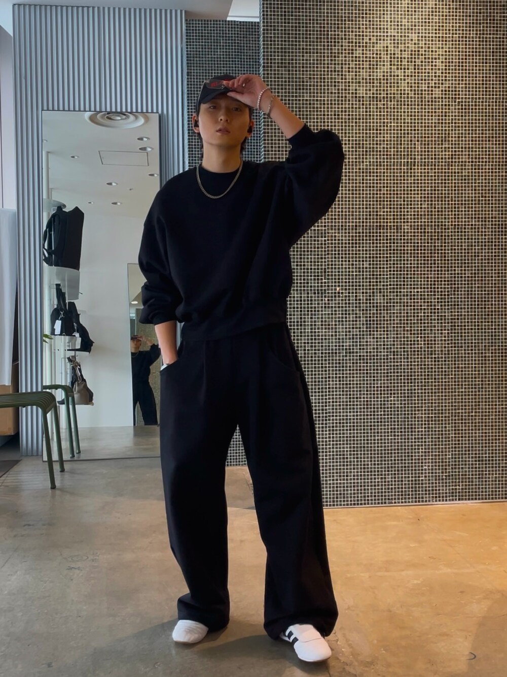 ブラック系のスウェットパンツ、ブラック系のスウェット、ブラック系のデニムジャケットを着用したメンズの冬コーディネートの2枚目の写真