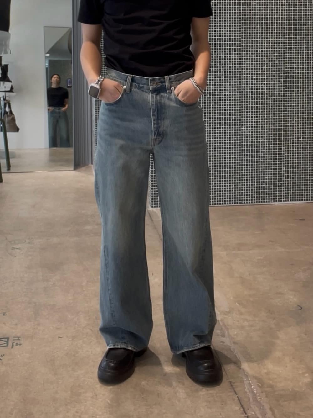 ブルー系のデニムジャケット、ブルー系のデニムパンツ、シルバー系のネックレスを着用したメンズの冬コーディネートの2枚目の写真