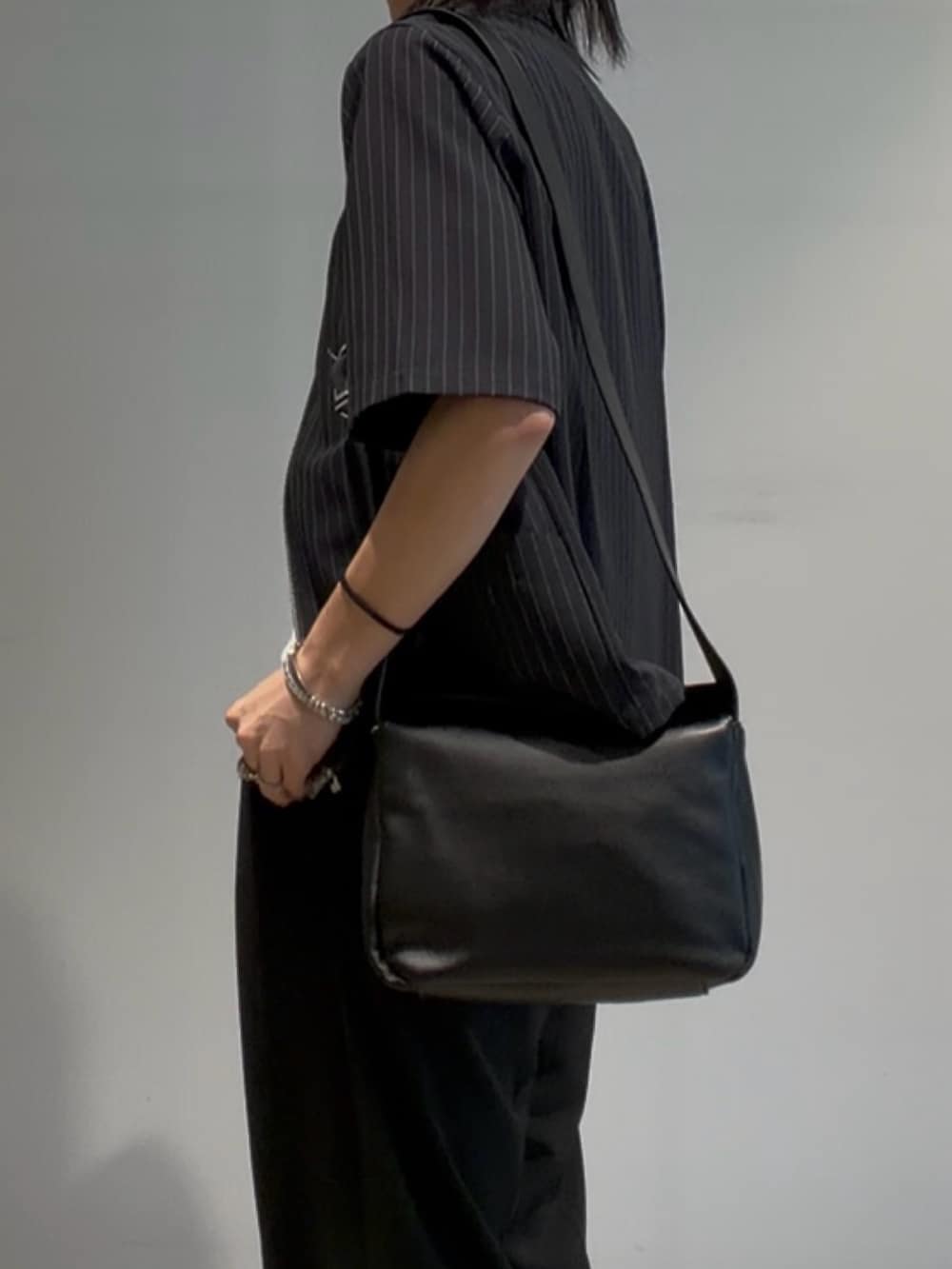 ブラック系のシャツ/ブラウス、ブラック系のスラックス、ホワイト系のタンクトップを着用したメンズの夏コーディネートの3枚目の写真