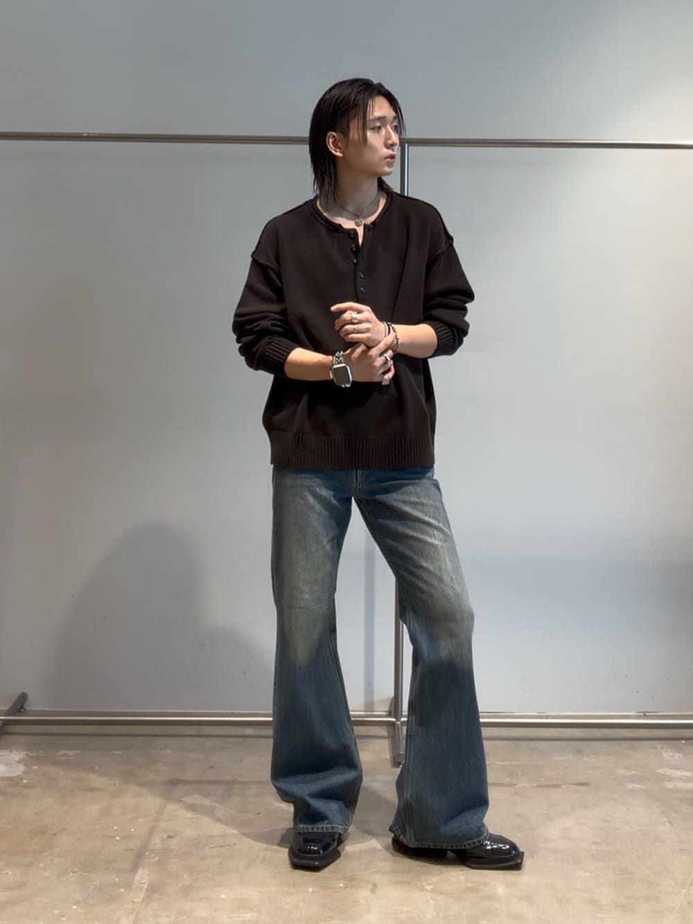 ブラック系のTシャツ/カットソー、ブルー系のデニムパンツを着用したメンズの夏コーディネートの2枚目の写真