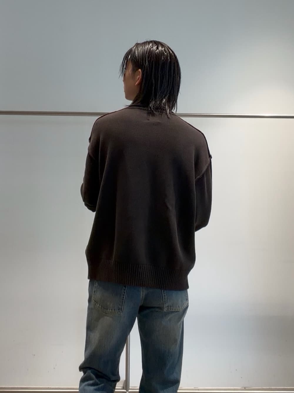ブラック系のTシャツ/カットソー、ブルー系のデニムパンツを着用したメンズの夏コーディネートの5枚目の写真