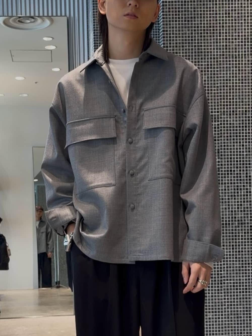 グレー系のシャツ/ブラウス、ホワイト系のTシャツ/カットソー、ブラック系のスラックスを着用したメンズの春コーディネートの2枚目の写真