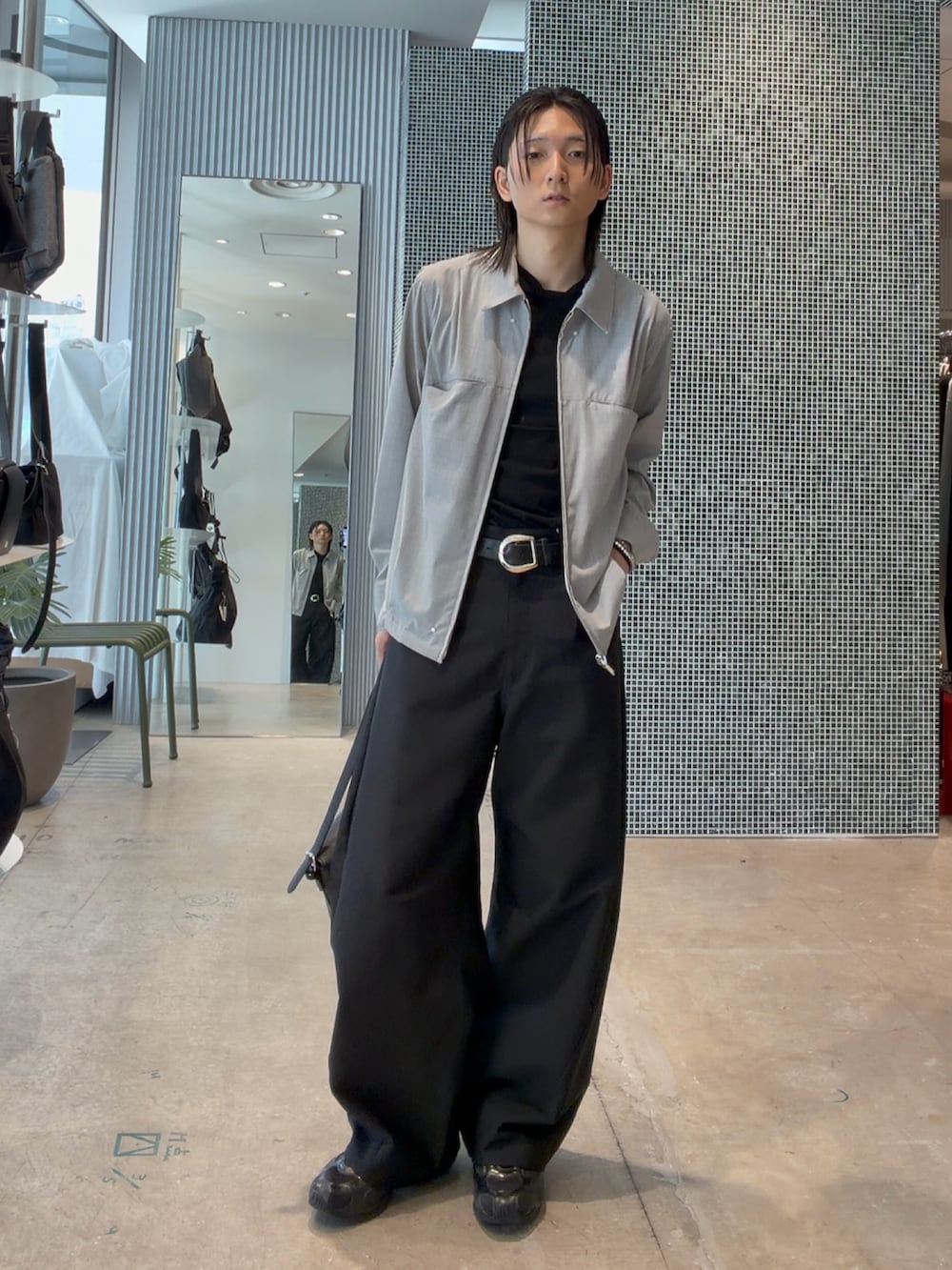 グレー系のシャツ/ブラウス、ブラック系のスラックス、ブラック系のハンドバッグを着用したメンズの春コーディネートの4枚目の写真