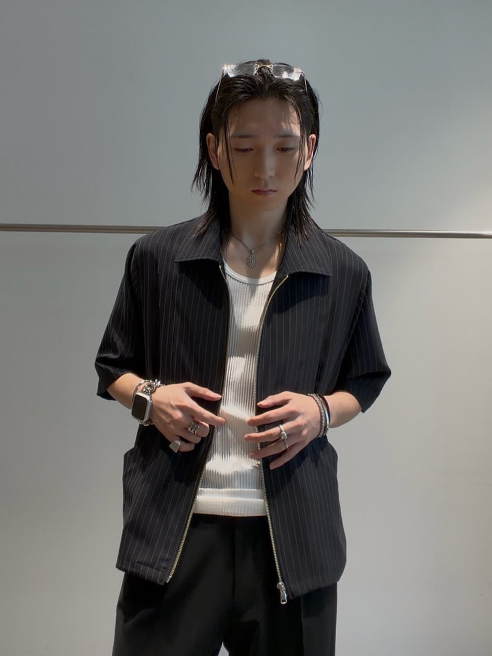 ブラック系のシャツ/ブラウス、ブラック系のスラックス、ホワイト系のタンクトップを着用したメンズの夏コーディネートの6枚目の写真