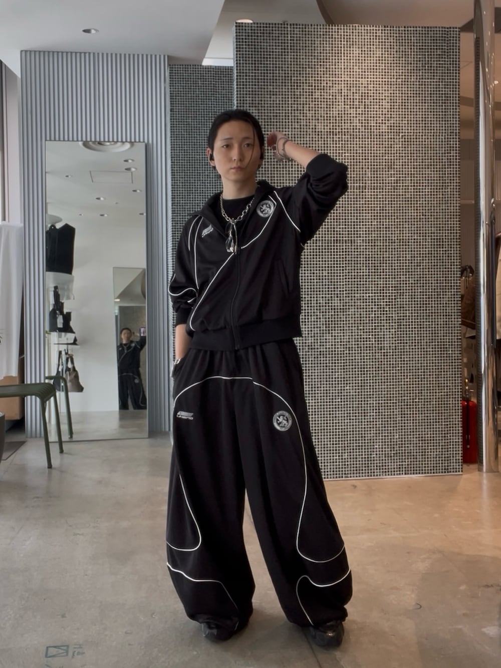 ブラック系のその他パンツ、ブラック系のブルゾン、シルバー系のネックレスを着用したメンズの冬コーディネートの2枚目の写真