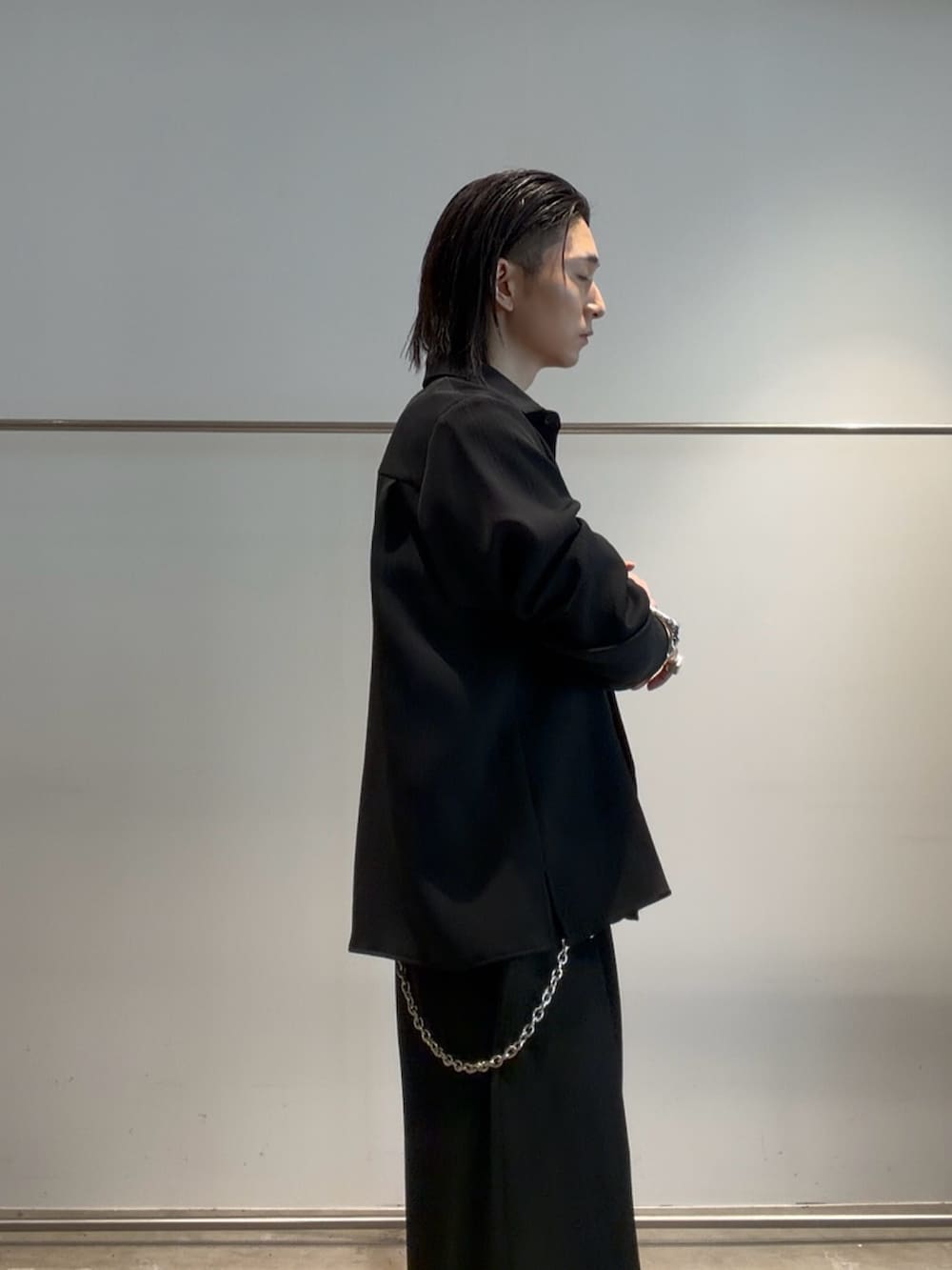 ブラック系のシャツ/ブラウス、ブラック系のその他パンツ、ブラック系のその他シューズを着用したメンズの夏コーディネートの6枚目の写真