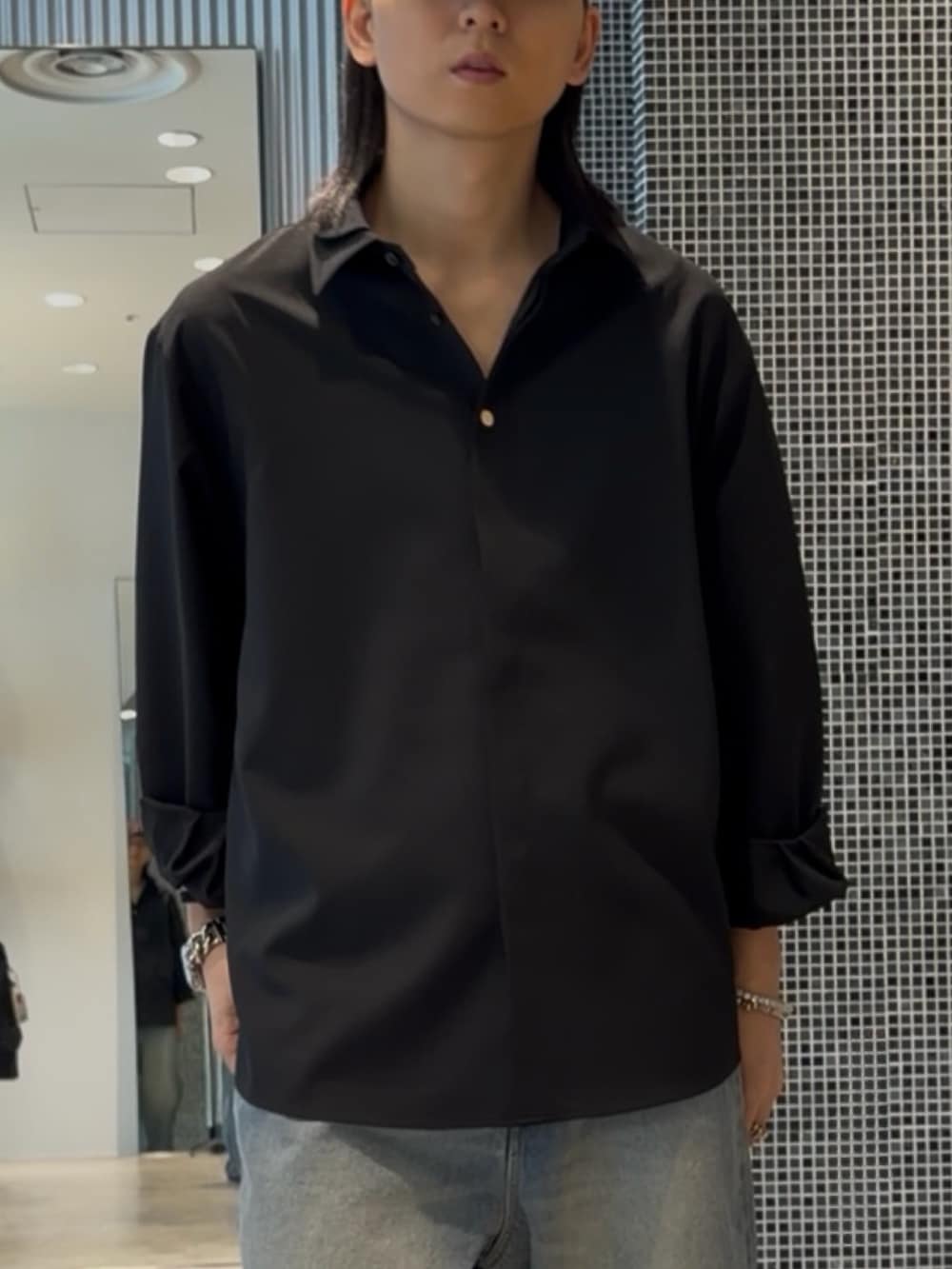 ブラック系のシャツ/ブラウス、ブルー系のデニムパンツを着用したメンズの春コーディネートの2枚目の写真