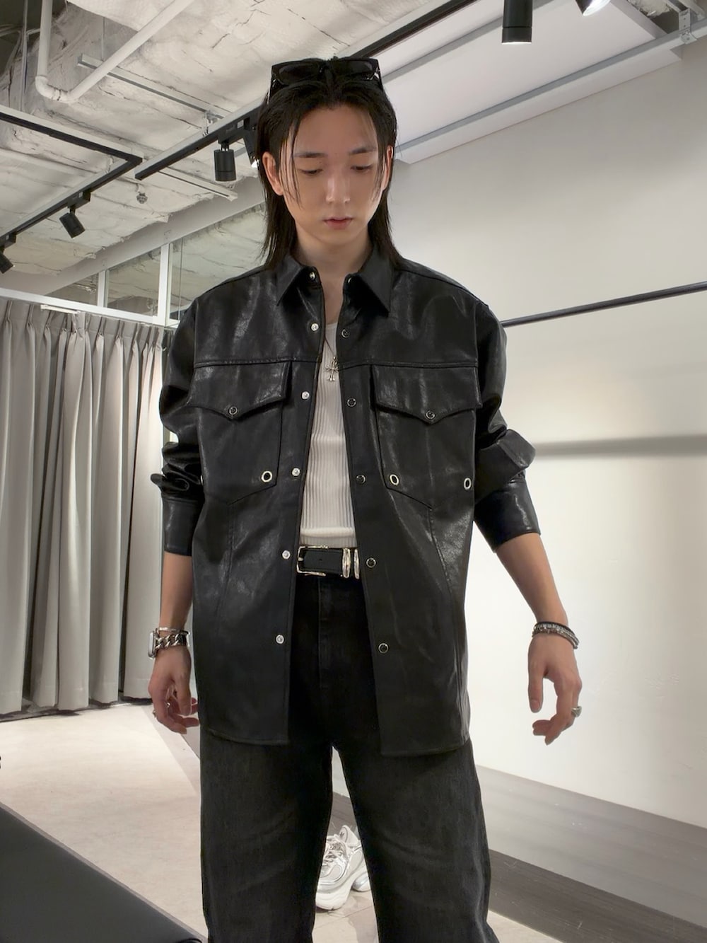 ブラック系のシャツ/ブラウス、ブラック系のショルダーバッグ、ブラック系のデニムパンツを着用したメンズの秋コーディネートの3枚目の写真