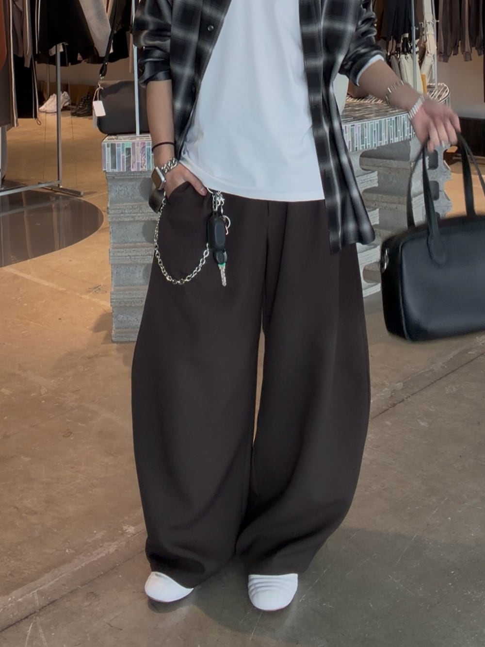 ブラック系のシャツ/ブラウス、ブラック系のスラックス、ブラック系のショルダーバッグを着用したメンズの春コーディネートの3枚目の写真