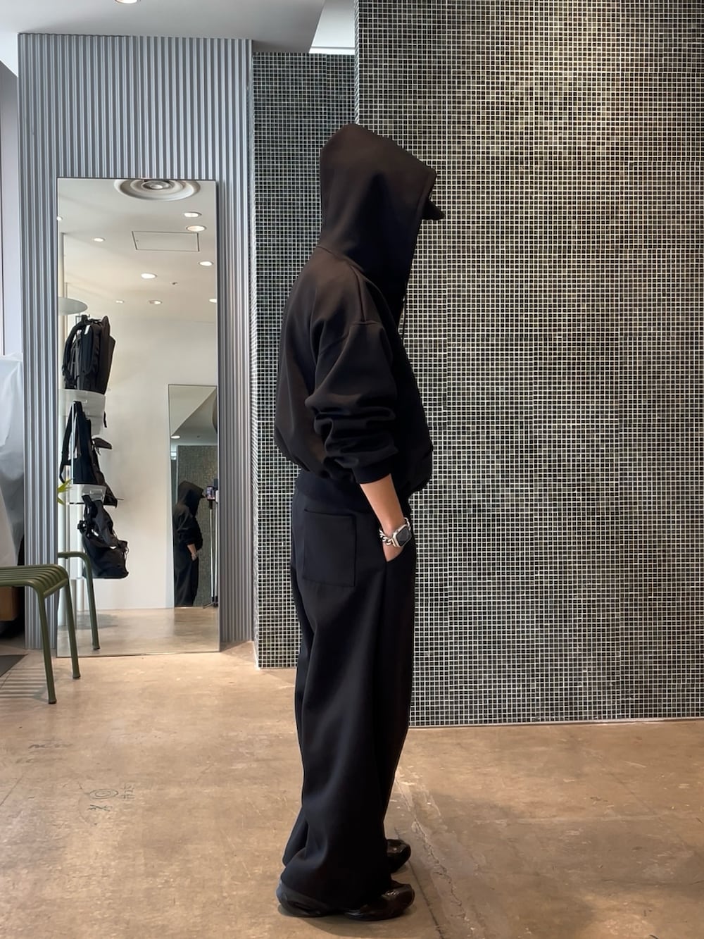 ブラック系のパーカー、ブラック系のその他パンツを着用したメンズの春コーディネートの3枚目の写真