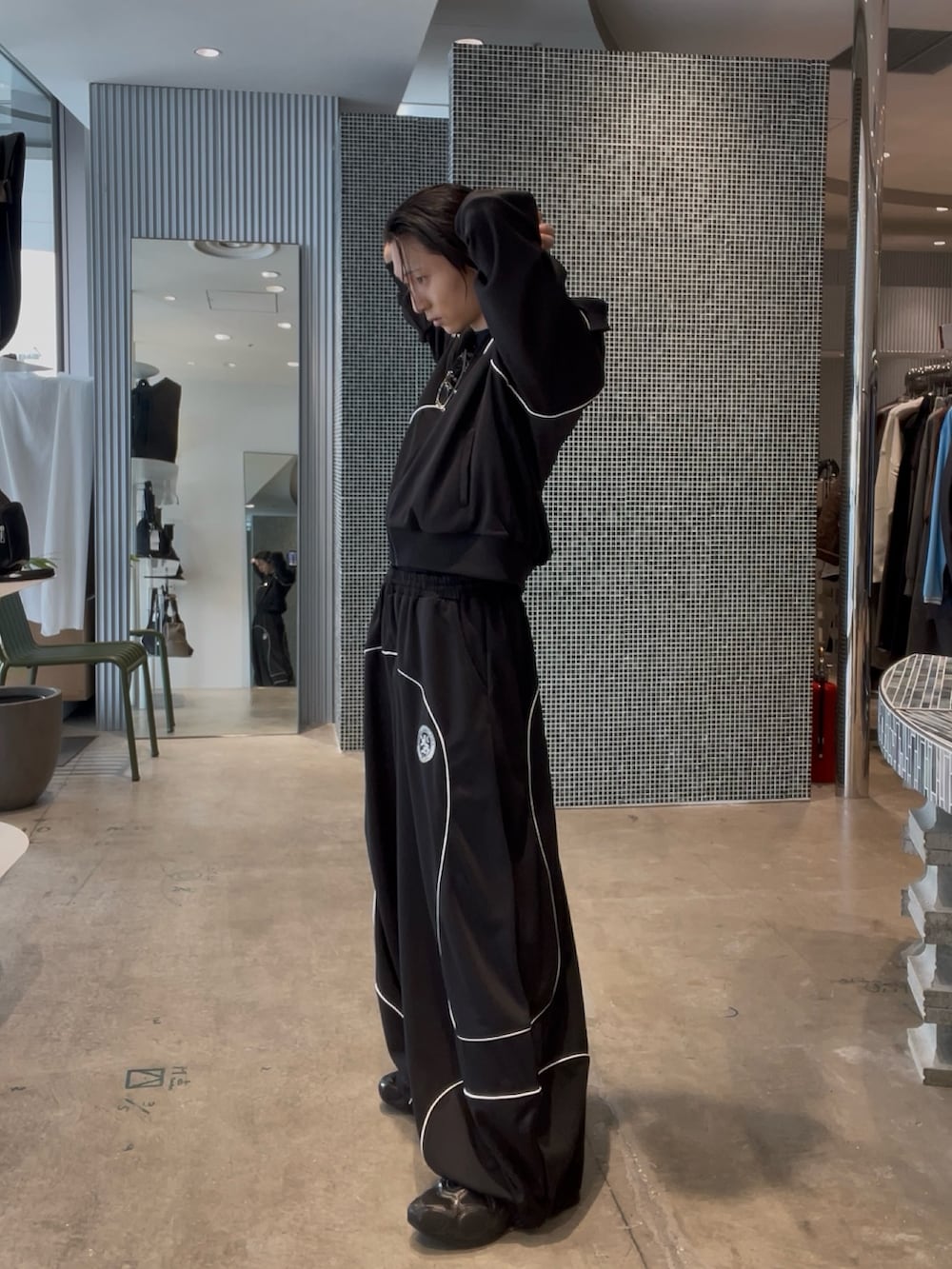 ブラック系のその他パンツ、ブラック系のブルゾン、シルバー系のネックレスを着用したメンズの冬コーディネートの3枚目の写真