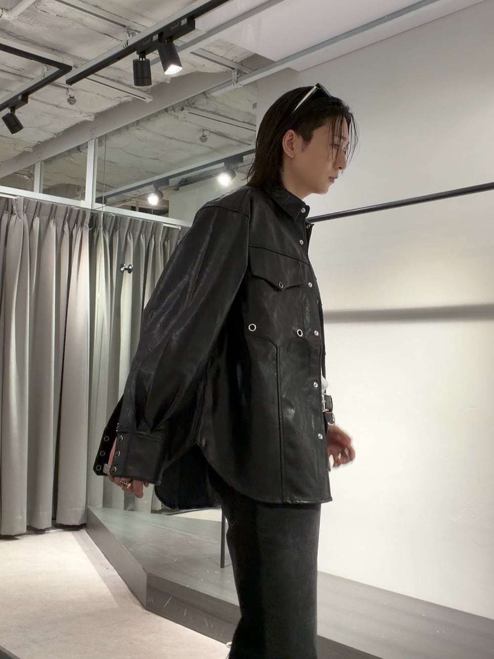 ブラック系のシャツ/ブラウス、ブラック系のショルダーバッグ、ブラック系のデニムパンツを着用したメンズの秋コーディネートの4枚目の写真
