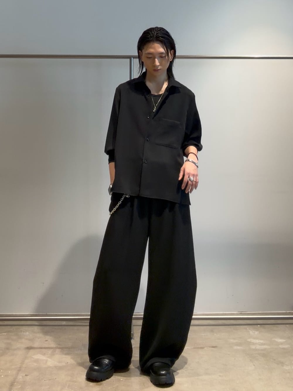 ブラック系のシャツ/ブラウス、ブラック系のその他パンツ、ブラック系のその他シューズを着用したメンズの夏コーディネートの3枚目の写真