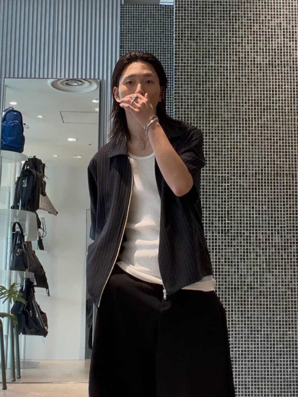 ブラック系のシャツ/ブラウス、ブラック系のその他パンツ、ホワイト系のタンクトップを着用したメンズの夏コーディネートの3枚目の写真