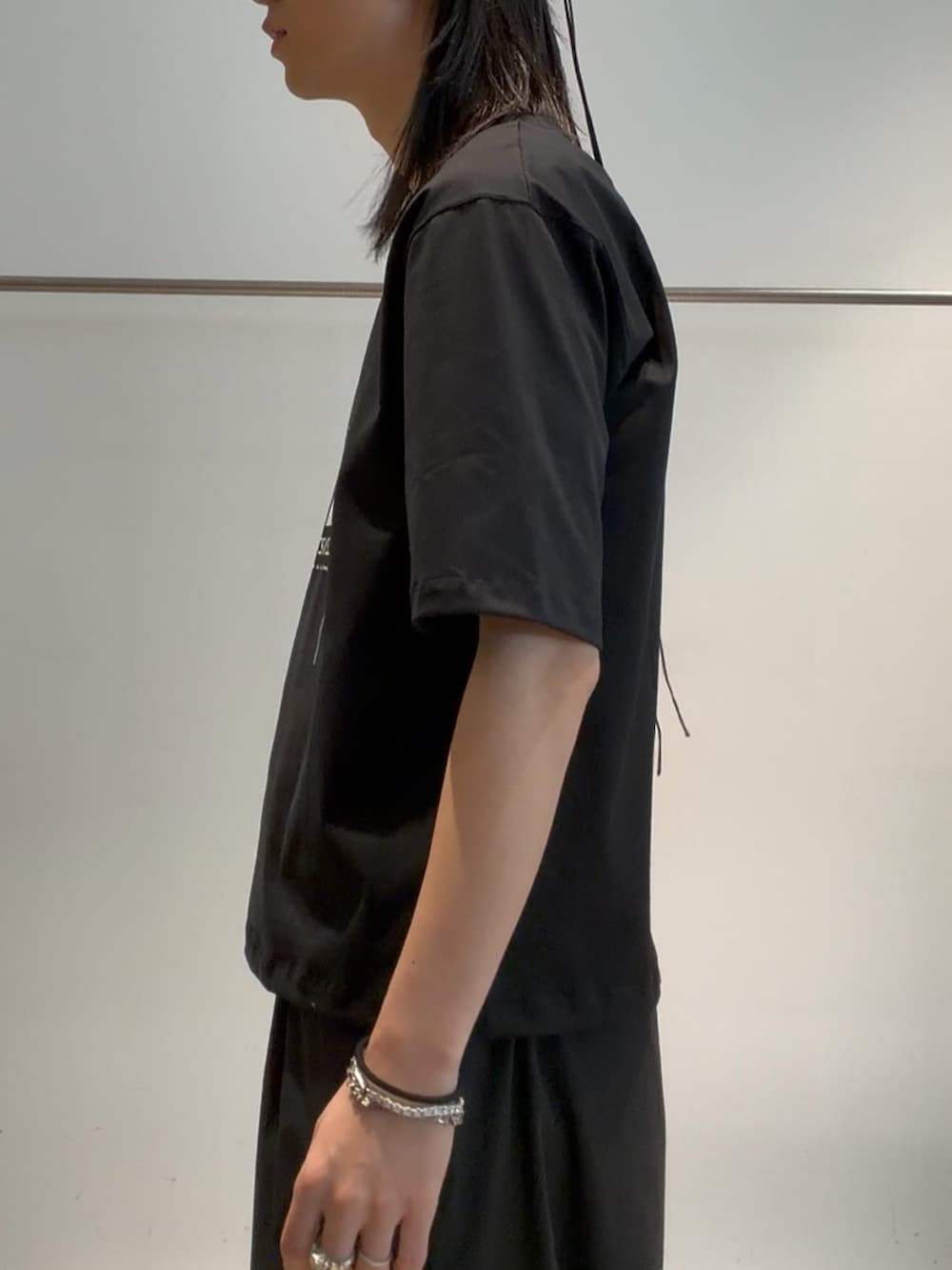 ブラック系のTシャツ/カットソー、ブラック系のその他パンツ、ブラック系のショルダーバッグを着用したメンズの夏コーディネートの4枚目の写真