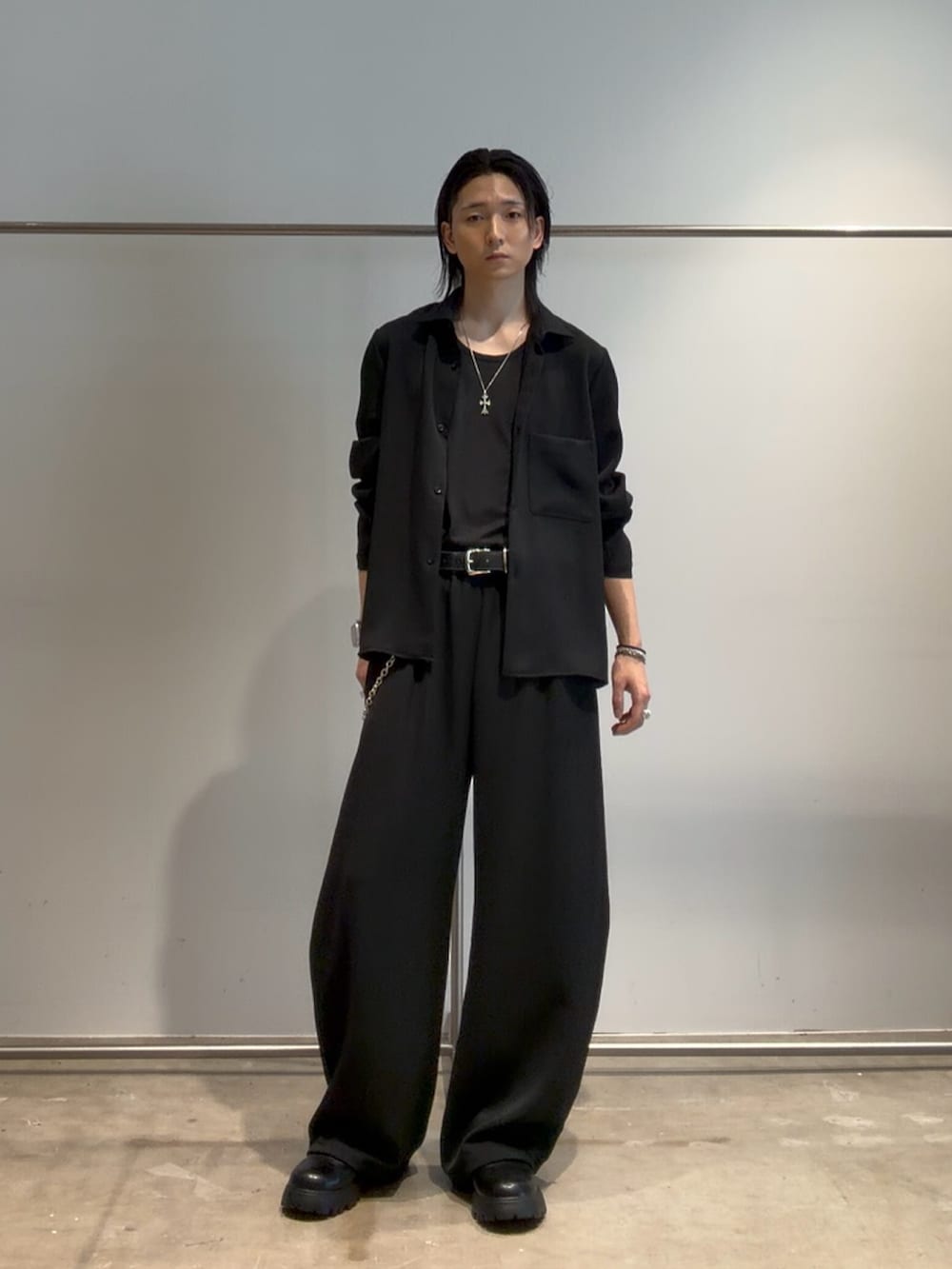 ブラック系のシャツ/ブラウス、ブラック系のその他パンツ、ブラック系のその他シューズを着用したメンズの夏コーディネートの2枚目の写真