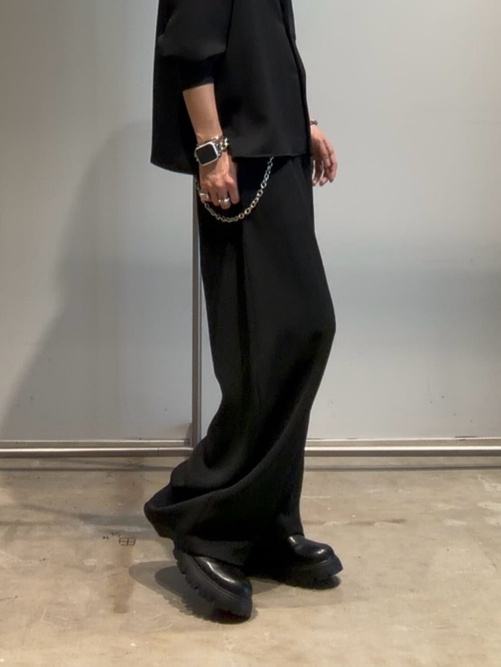 ブラック系のシャツ/ブラウス、ブラック系のその他パンツ、ブラック系のその他シューズを着用したメンズの夏コーディネートの8枚目の写真
