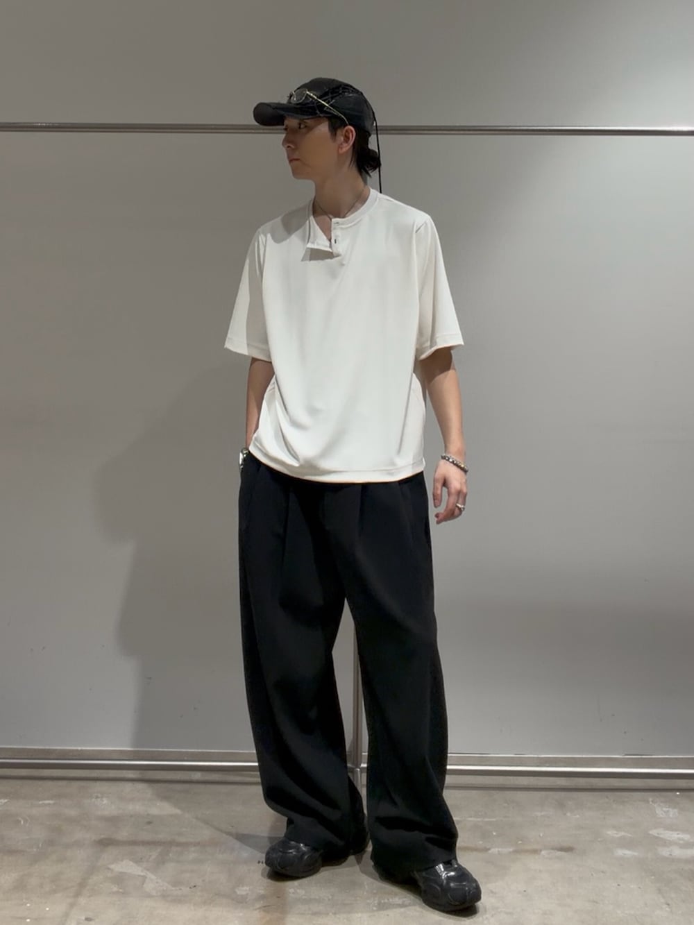 ホワイト系のTシャツ/カットソー、ブラック系のスラックスを着用したメンズの夏コーディネートの2枚目の写真