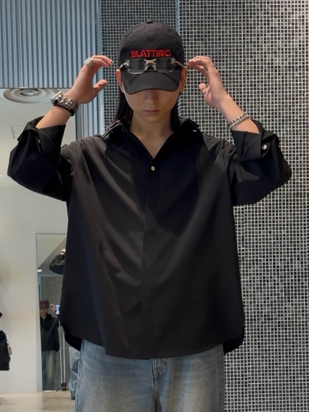 ブラック系のシャツ/ブラウス、ブルー系のデニムパンツを着用したメンズの春コーディネートの4枚目の写真