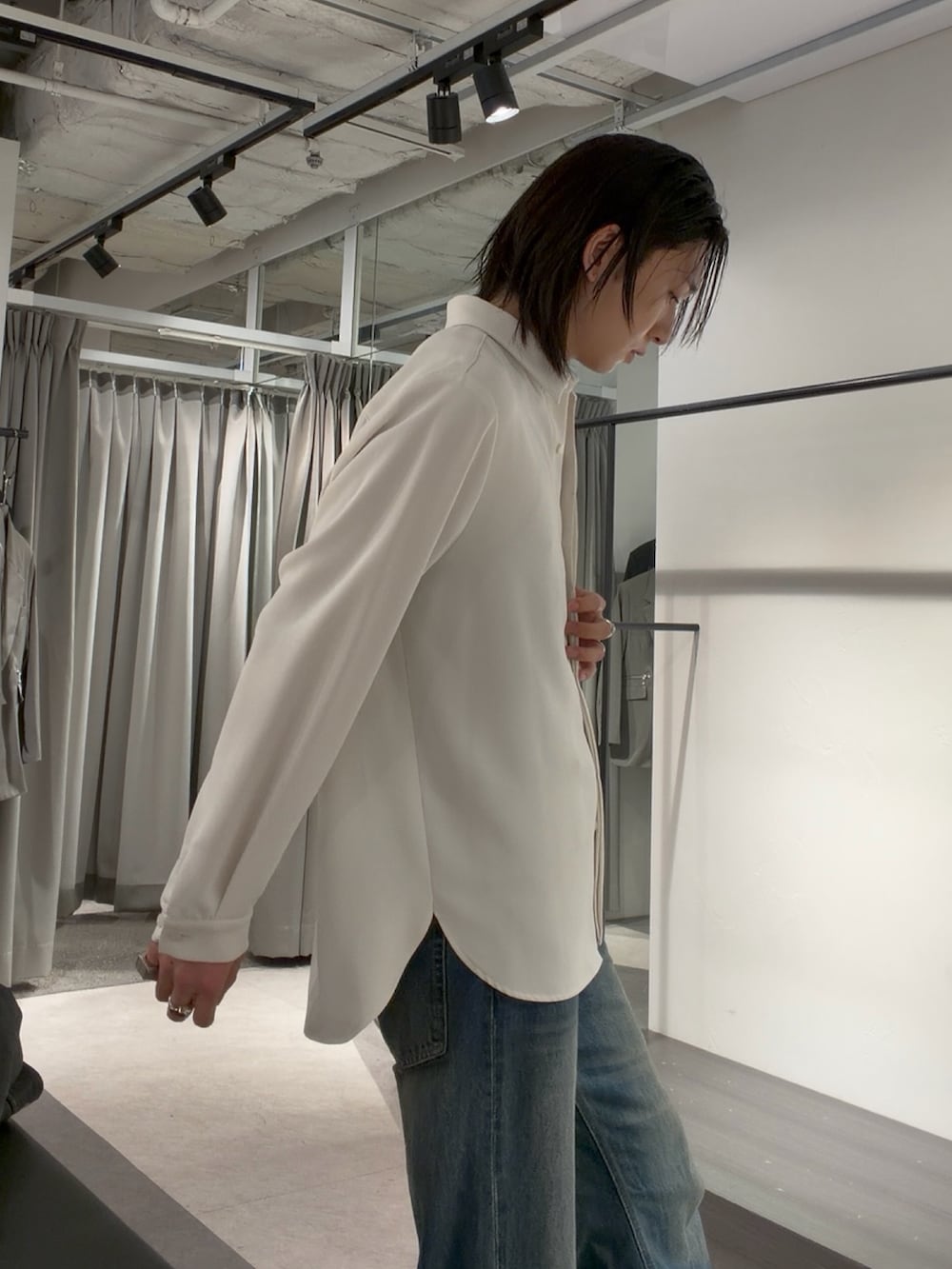 ホワイト系のシャツ/ブラウス、ブルー系のデニムパンツを着用したメンズの秋コーディネートの4枚目の写真