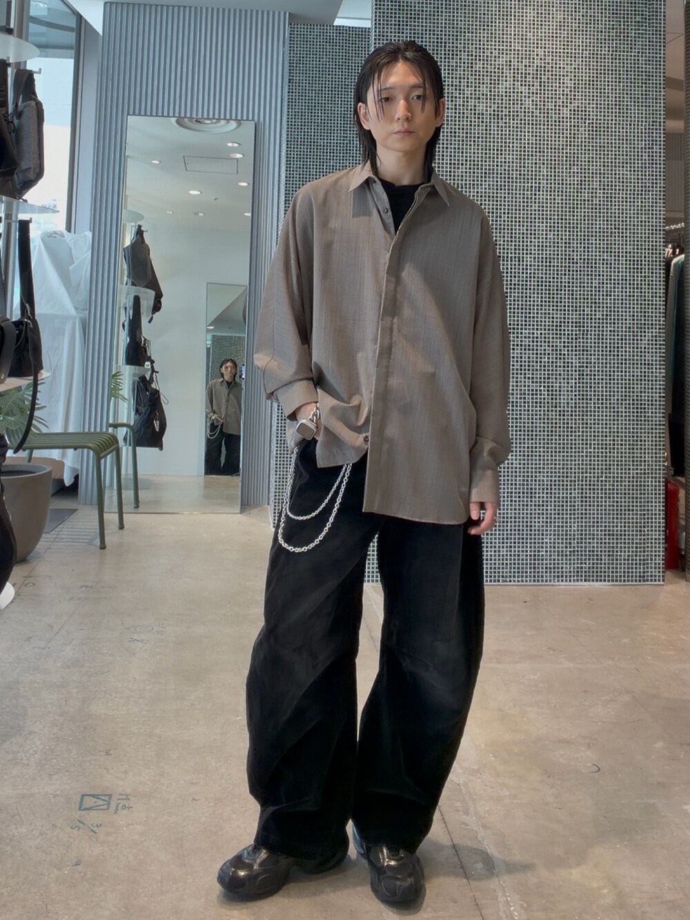 ブラック系のデニムパンツ、グレー系のシャツ/ブラウス、シルバー系のウォレットチェーンを着用したメンズの春コーディネートの2枚目の写真