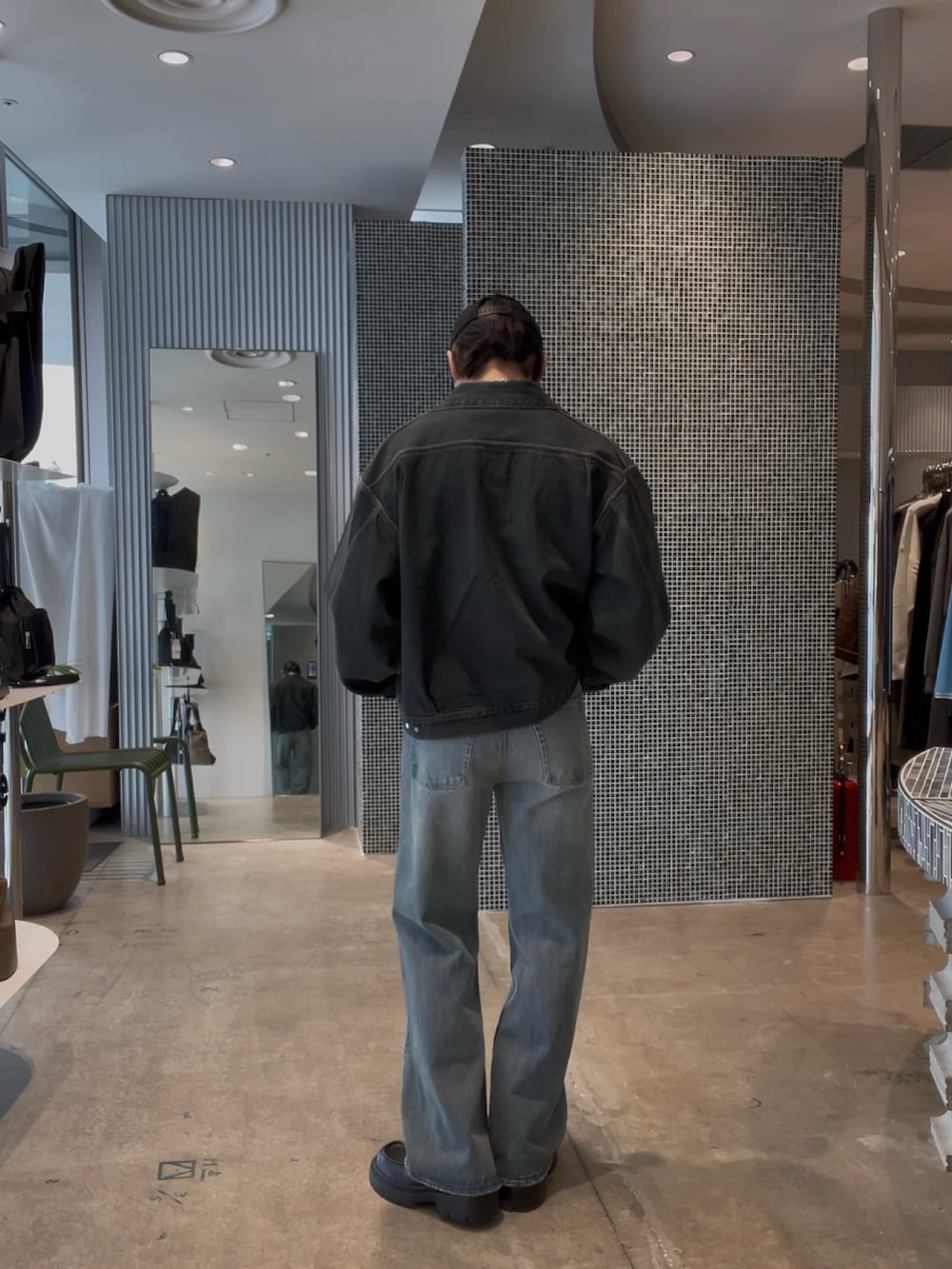 ブルー系のデニムジャケット、ブルー系のデニムパンツ、シルバー系のネックレスを着用したメンズの冬コーディネートの3枚目の写真