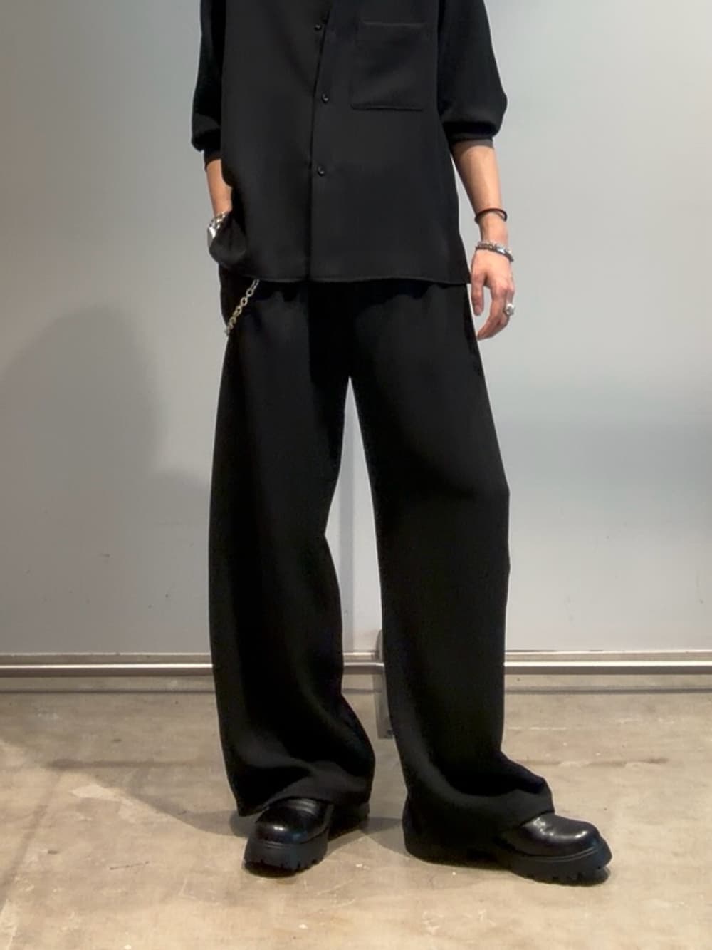 ブラック系のシャツ/ブラウス、ブラック系のその他パンツ、ブラック系のその他シューズを着用したメンズの夏コーディネートの7枚目の写真