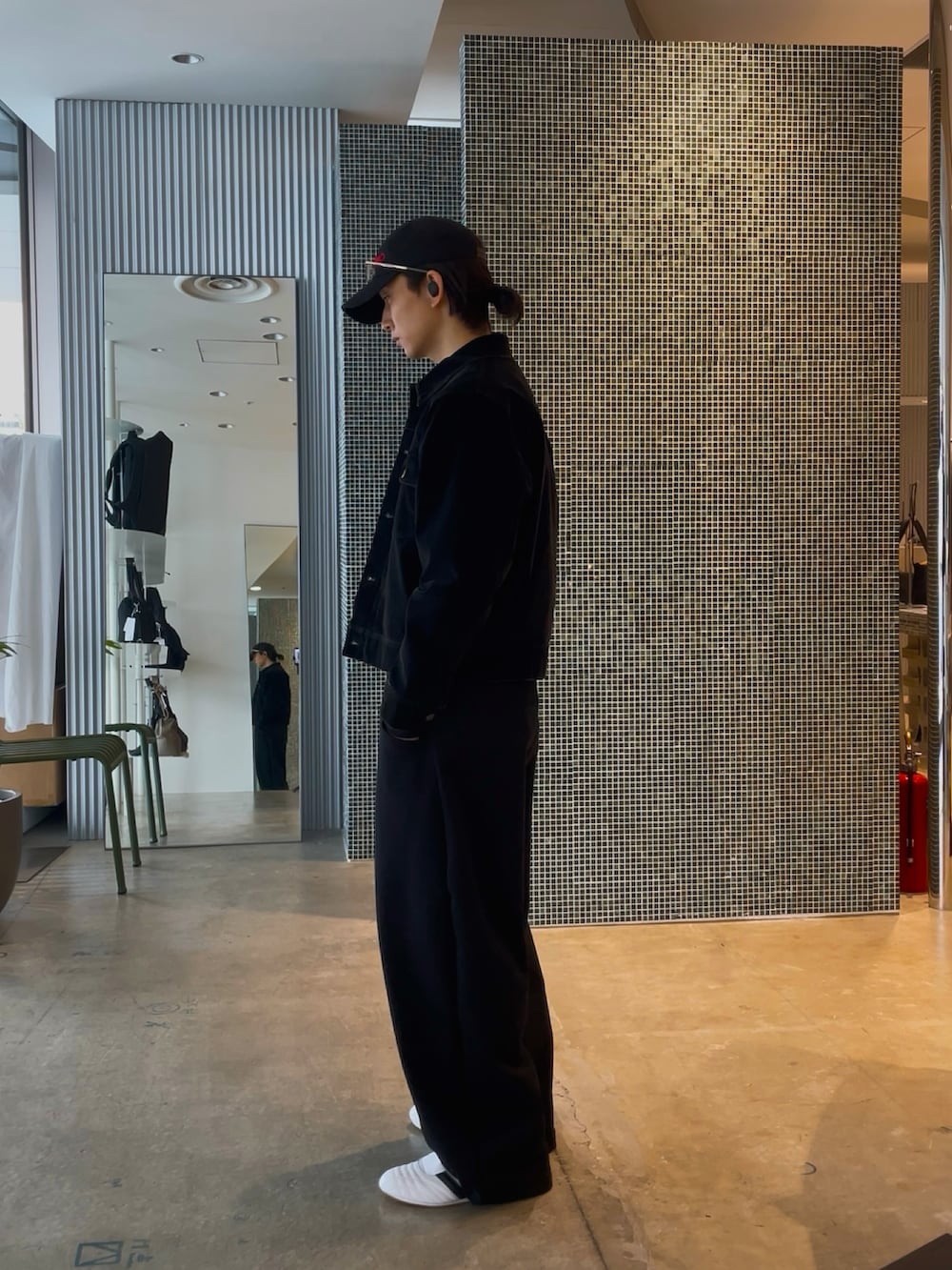 ブラック系のスウェットパンツ、ブラック系のスウェット、ブラック系のデニムジャケットを着用したメンズの冬コーディネートの4枚目の写真