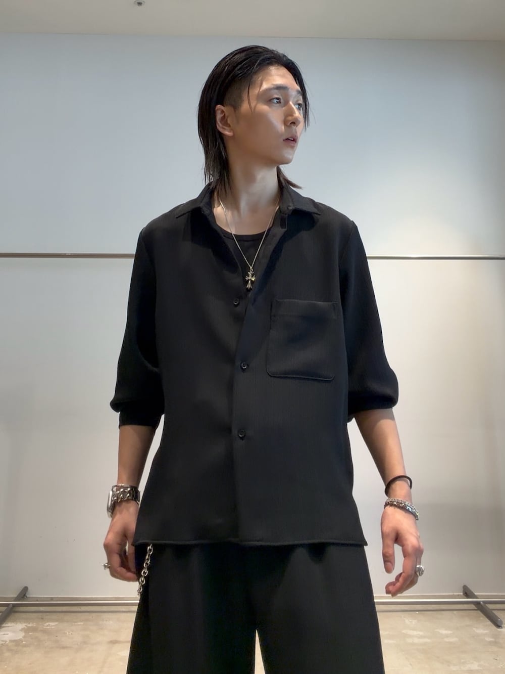 ブラック系のシャツ/ブラウス、ブラック系のその他パンツ、ブラック系のその他シューズを着用したメンズの夏コーディネートの4枚目の写真