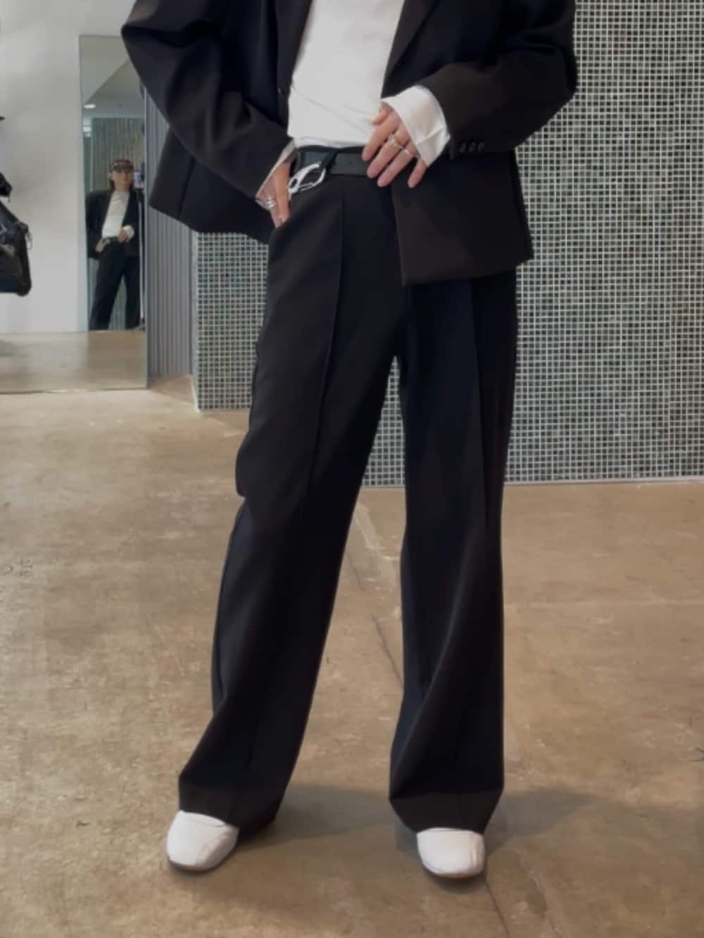 ブラック系のテーラードジャケット、ブラック系のスラックス、ホワイト系のTシャツ/カットソーを着用したメンズの春コーディネートの2枚目の写真