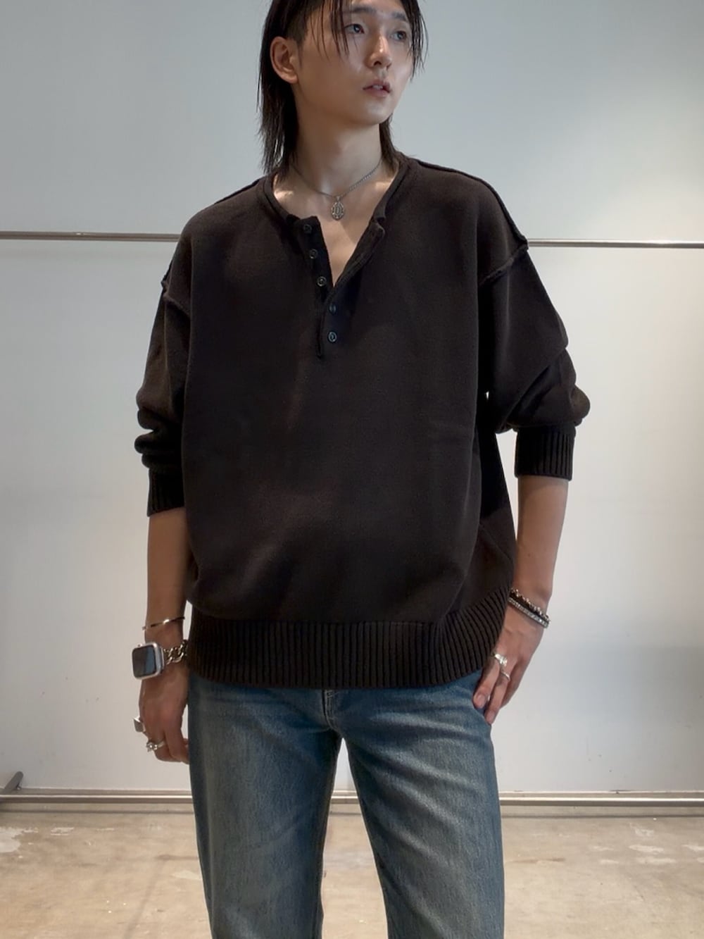 ブラック系のTシャツ/カットソー、ブルー系のデニムパンツを着用したメンズの夏コーディネートの3枚目の写真