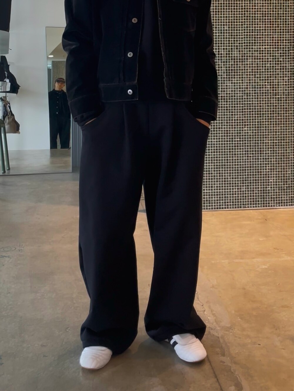 ブラック系のスウェットパンツ、ブラック系のスウェット、ブラック系のデニムジャケットを着用したメンズの冬コーディネートの5枚目の写真