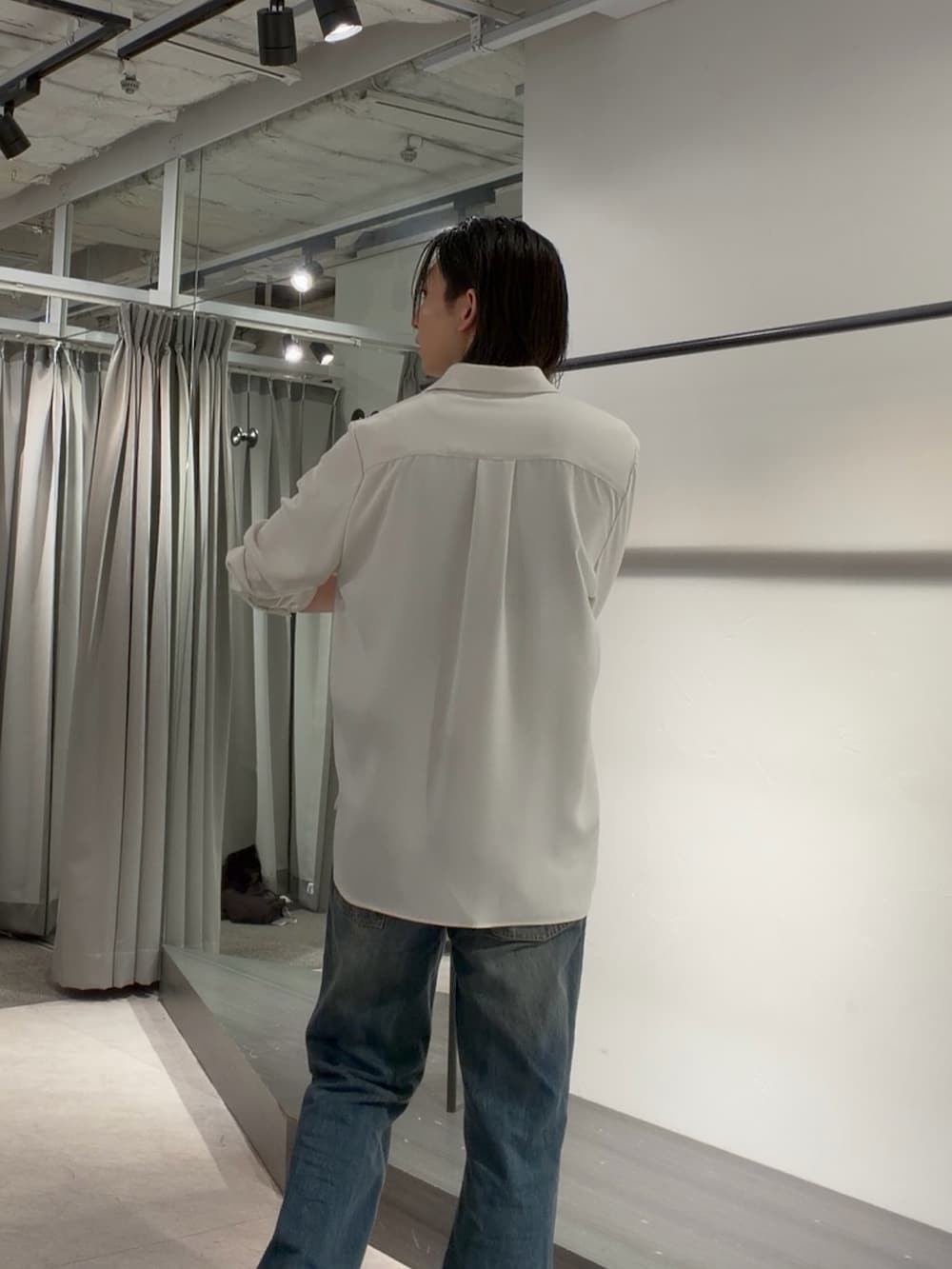 ホワイト系のシャツ/ブラウス、ブルー系のデニムパンツを着用したメンズの秋コーディネートの5枚目の写真
