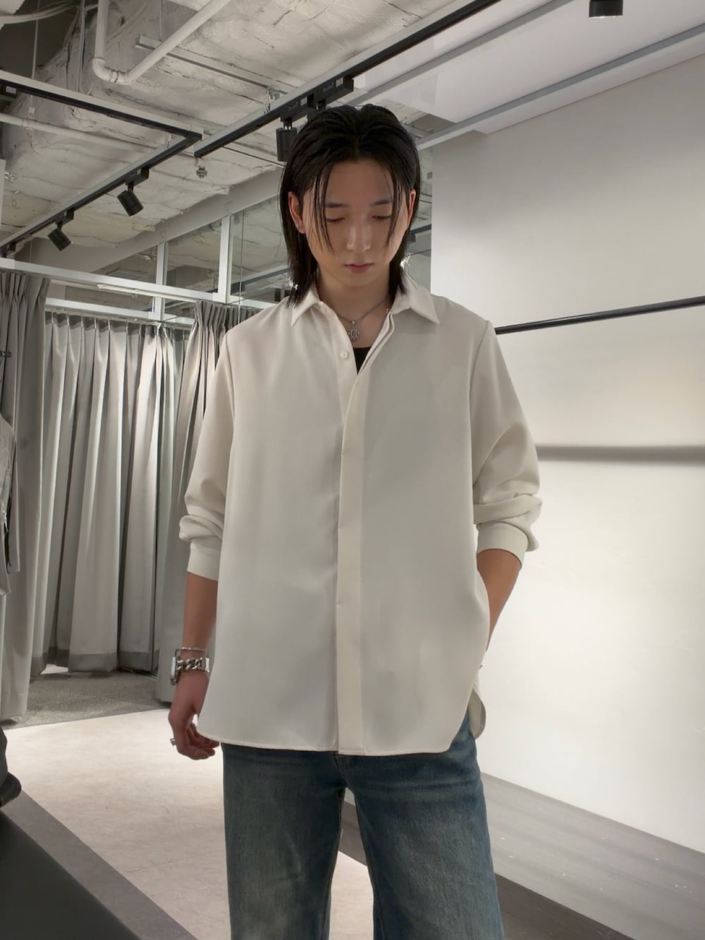 ホワイト系のシャツ/ブラウス、ブルー系のデニムパンツを着用したメンズの秋コーディネートの3枚目の写真