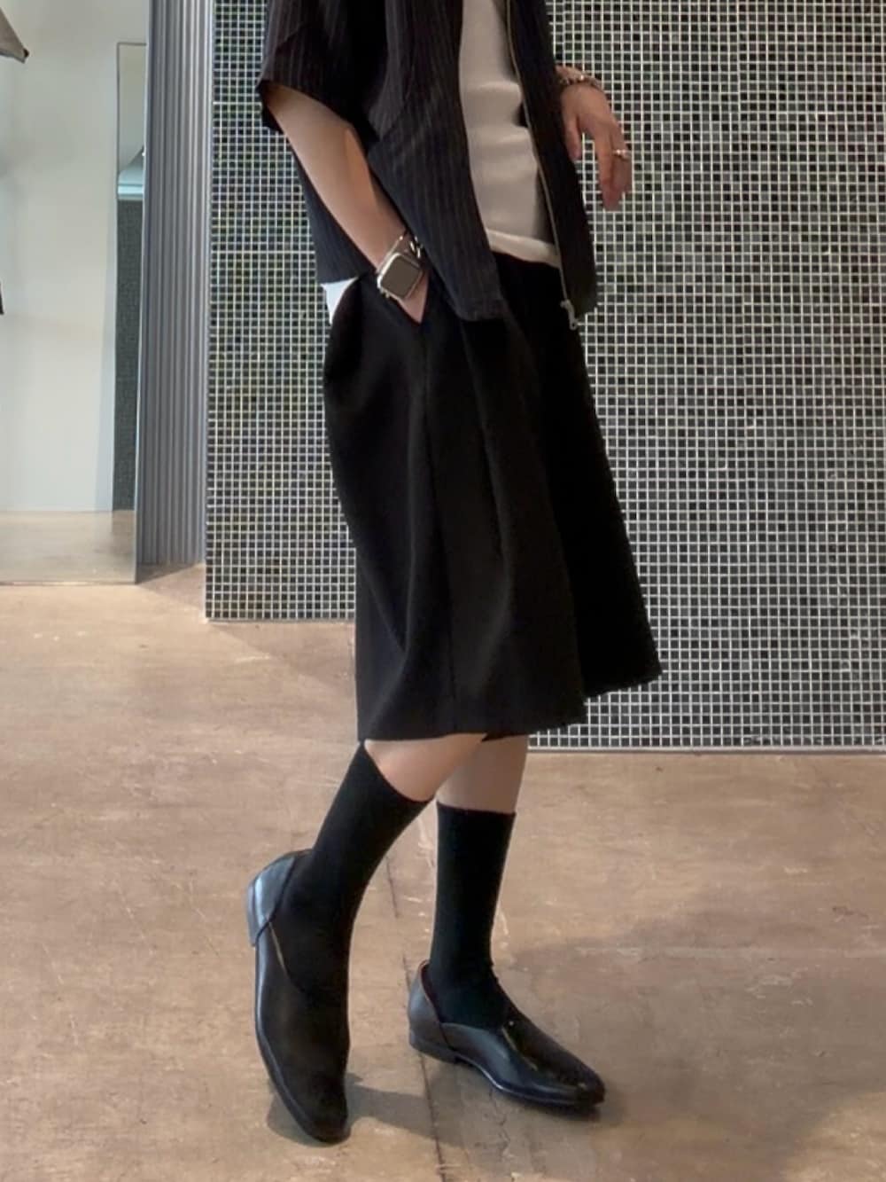 ブラック系のシャツ/ブラウス、ブラック系のその他パンツ、ホワイト系のタンクトップを着用したメンズの夏コーディネートの6枚目の写真
