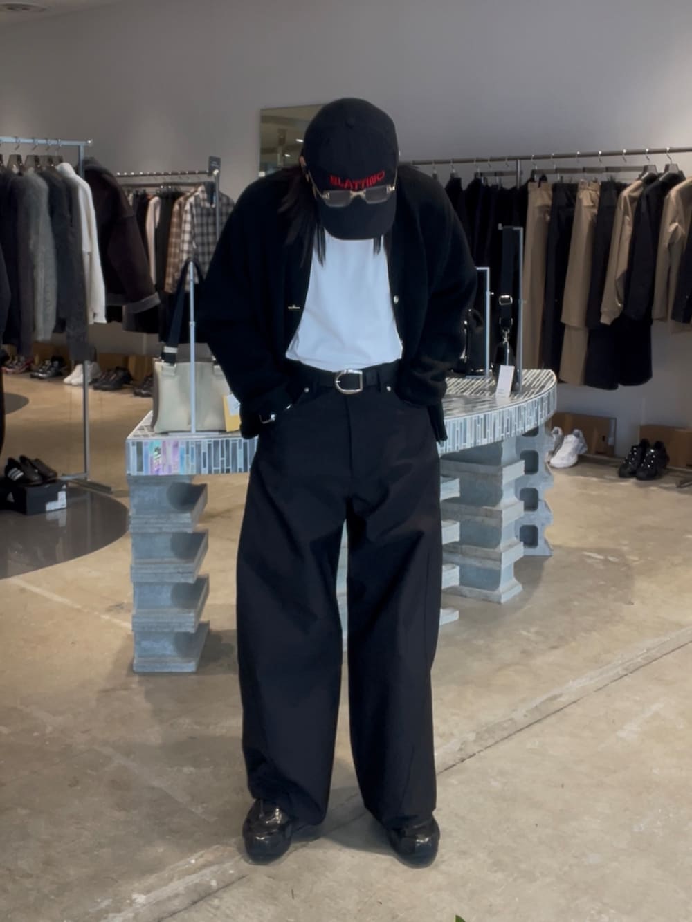 ブラック系のカーディガン/ボレロ、ブラック系のスラックスを着用したメンズの冬コーディネートの2枚目の写真