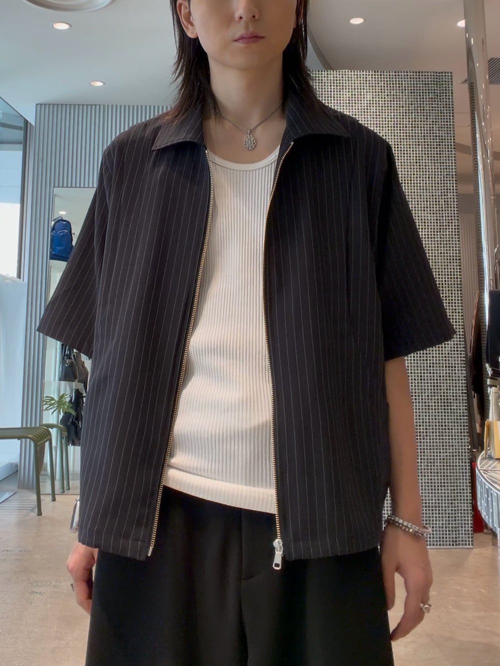 ブラック系のシャツ/ブラウス、ブラック系のその他パンツ、ホワイト系のタンクトップを着用したメンズの夏コーディネートの2枚目の写真