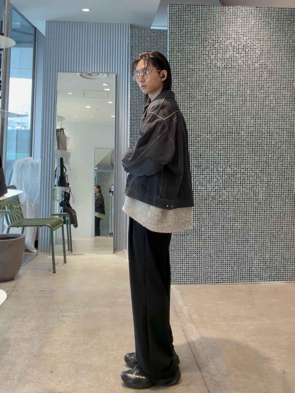 ブラック系のデニムジャケット、ブラック系のその他パンツ、ホワイト系のTシャツ/カットソーを着用したメンズの春コーディネートの4枚目の写真